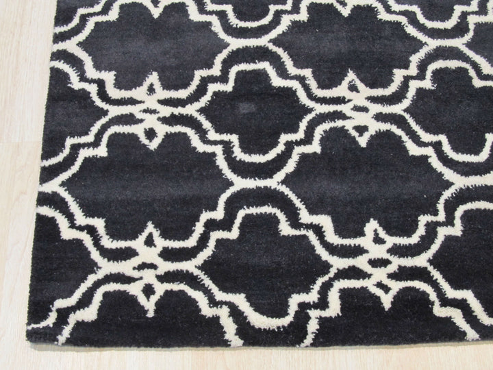 Hand-Tufted Wool Black Traditional Trellis Moroccan Rug