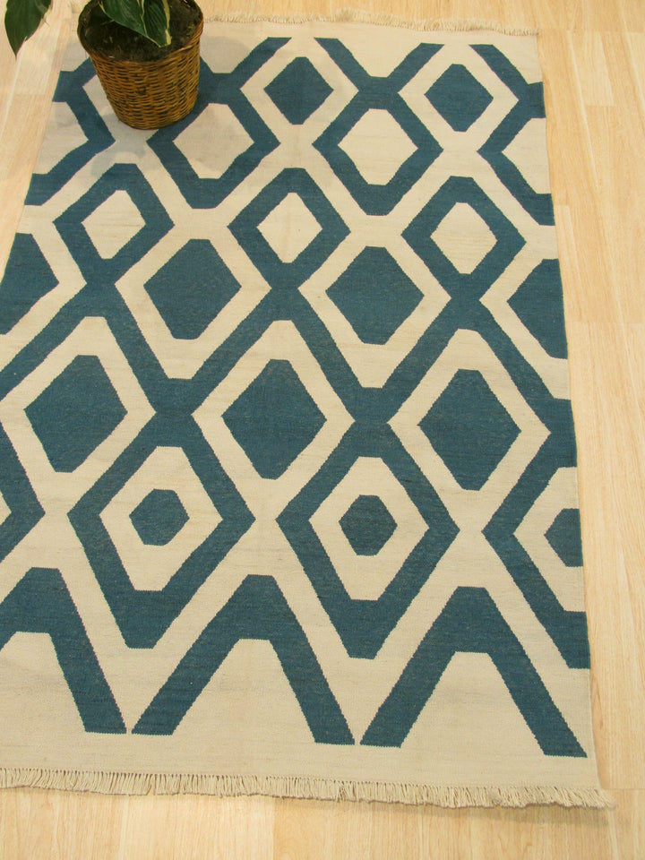 Handmade Polyester Ivory Transitional Geometric Indoor/Outdoor Kilim Rug